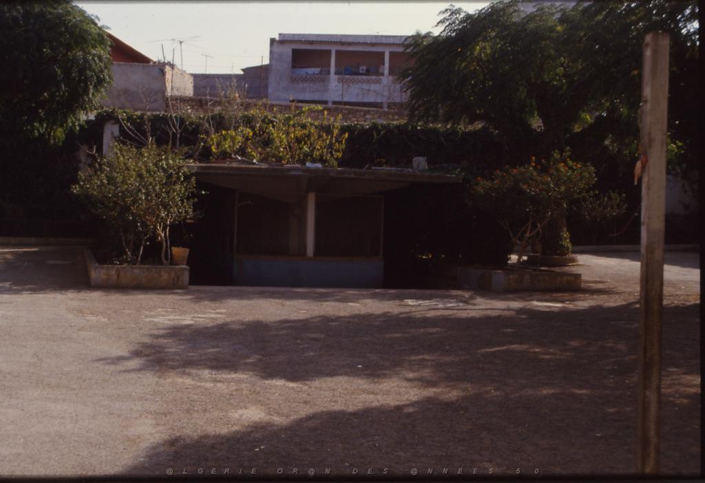 ECOLE PAUL BERT LES TOILETTES 1984.JPG